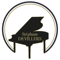 Logo représentant un piano à queue noir encerclé de noir et d'or. Sur le piano, il est inscrit "Stéphane DEVILLERS" en lettres de blanc