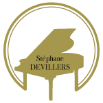 Logo représentant un piano à queue noir encerclé d'or. Sur le piano, il est inscrit "Stéphane DEVILLERS" en lettres d'or